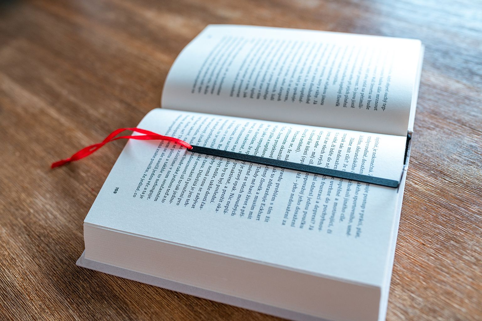 Kovová_záložka_BOOK_s_provázkem_03